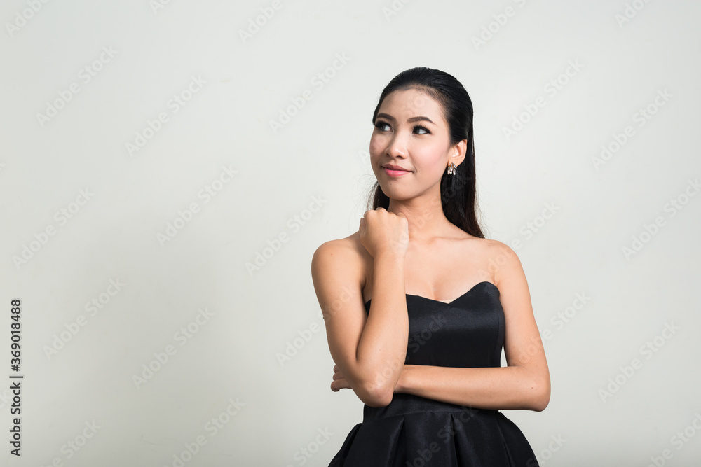 Obraz premium Portrait of young beautiful Asian businesswoman against white background