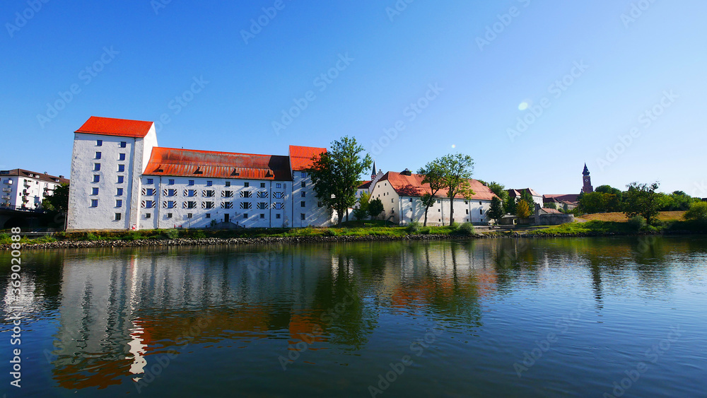Straubing, Deutschland: Blick auf das Herzogschloss an der Donau