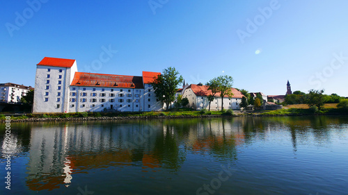 Straubing, Deutschland: Blick auf das Herzogschloss an der Donau