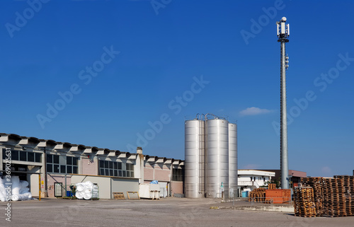 Sito industriale con silos e ripetitore cellulari 4G