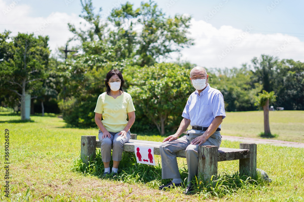 ソーシャルディスタンスを確保しコロナウイルス感染を予防する高齢者