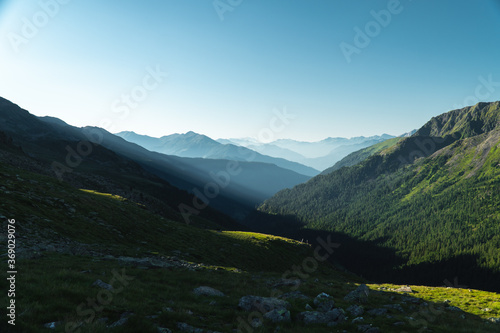 Blaue Berge (Bergsilhouette) bei Sonnenaufgang im Debanttal bei Lienz (Nationalpark Hohe Tauern, Alpen, Österreich) Berglandschaft, Tal