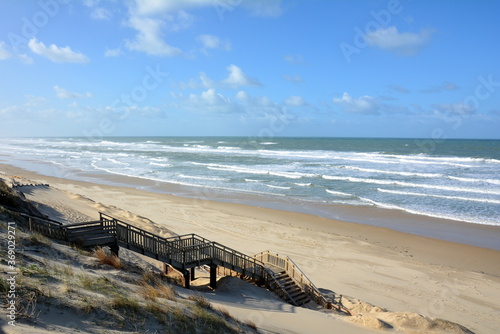 Europe, France, Aquitaine, Landes, la plage de Biscarosse à marée montante, site naturel.