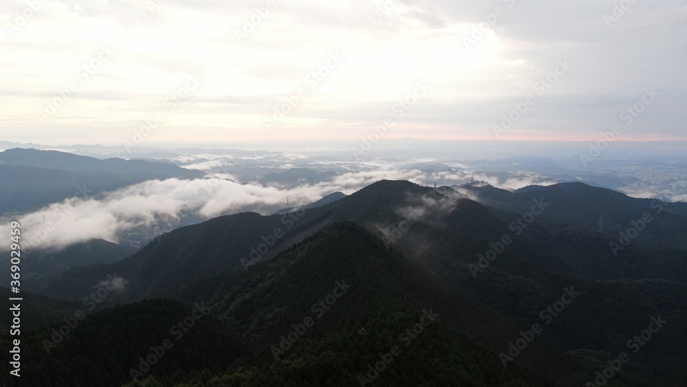 山の朝日と雲海