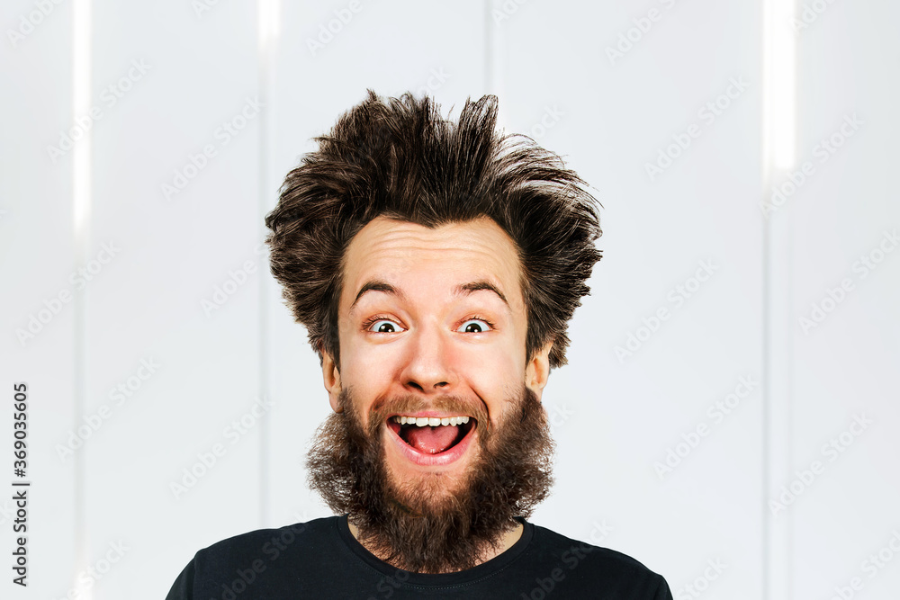 Φωτογραφία Shaggy happy young bearded man with long hair before haircut