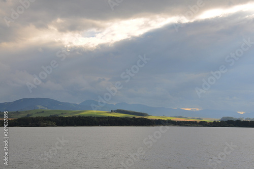 Słoneczne refleksy na niebie nad Liptowską Marą, Słowacja