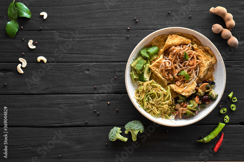 Obraz na płótnie Vegetarian Pad Thai, Thai Food, Thailand's dishes on a black wood background w salonie