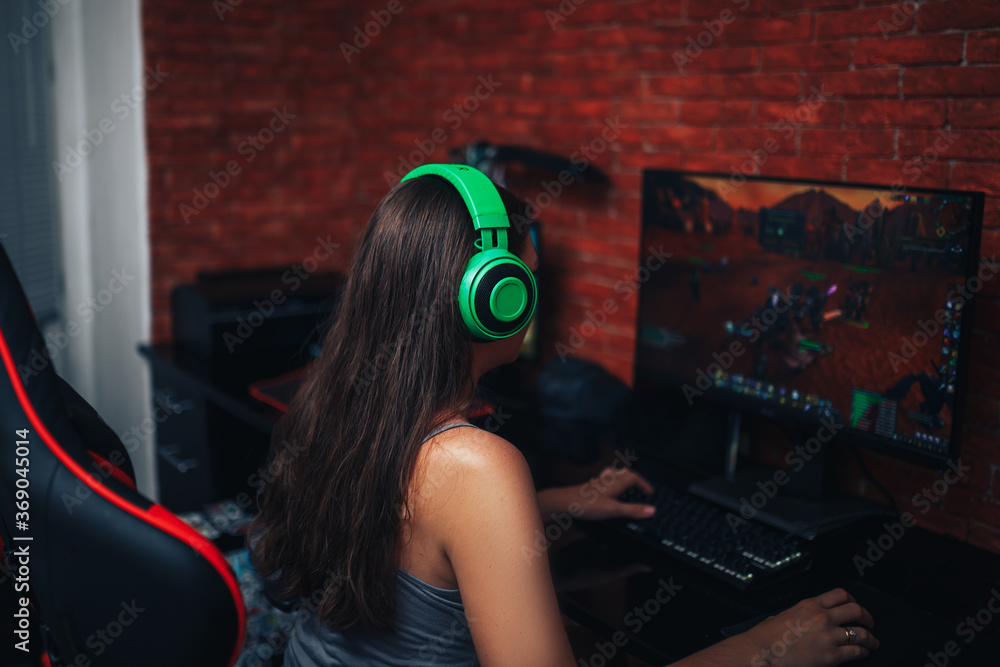 young girl playing game on computer, banner young girl playing game on computer, banner