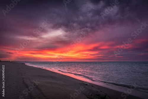 Lever de soleil sur la plage de Saint Pierre au bord de la M  diterran  e - Aude - Occitanie