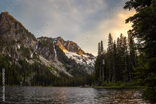 фотографія Sun setting at Stuart Lake in Central Washington located in the Enchantment Mountain Range/forest