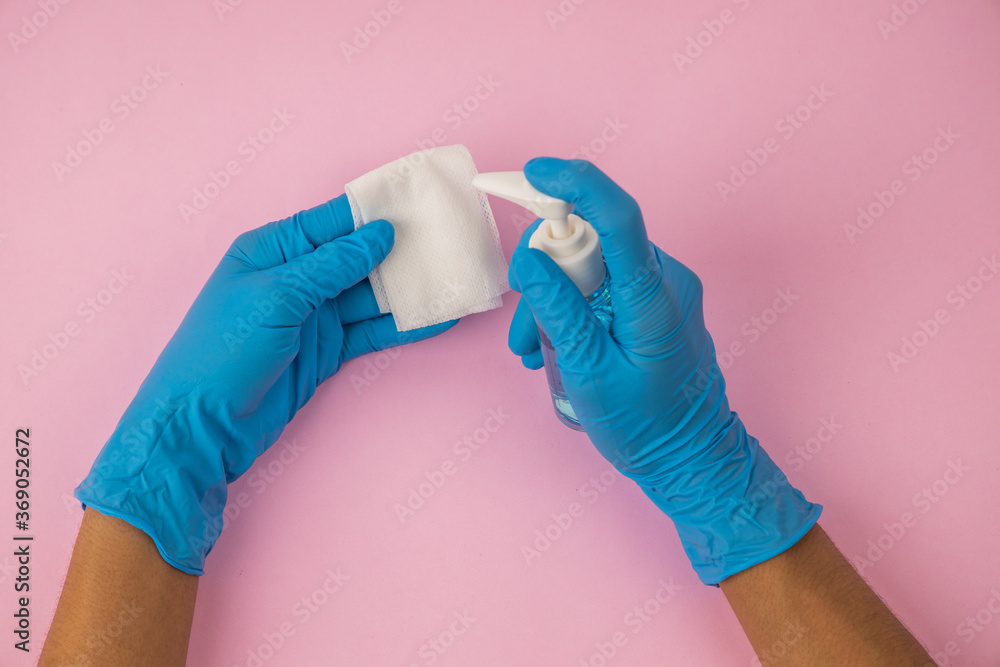 Obraz premium Hand of lady that applying alcohol spray or anti-bacteria spray to prevent the spread of germs, bacteria and virus. Personal hygiene concept. , Isolated on pink background