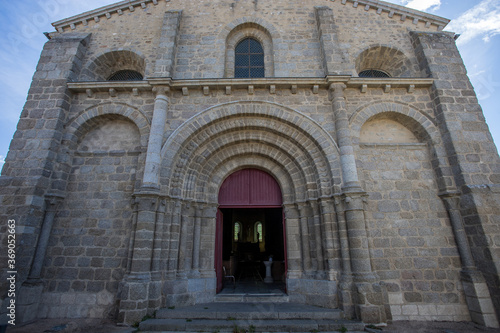 intérieur de l'église de la ville de Moutiers-les-Mauxfaits en Vendée