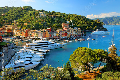 Foto Portofino cityscape, best touristic Mediterranean place with typical colorful bu