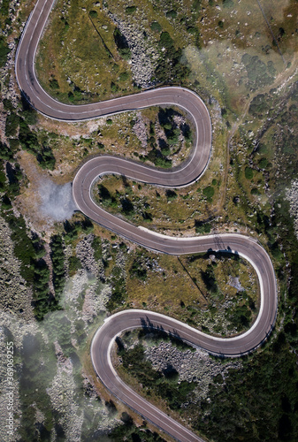 Carretera sinuosa vista desde un dron  © Nacho