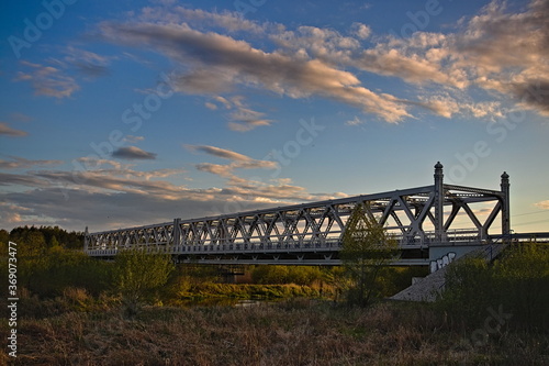 Stalowy most nad rzeką Narew