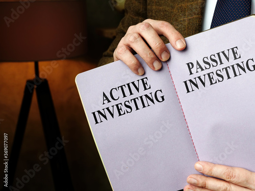 Fotografie Adviser shows active investing vs passive investing pros and cons