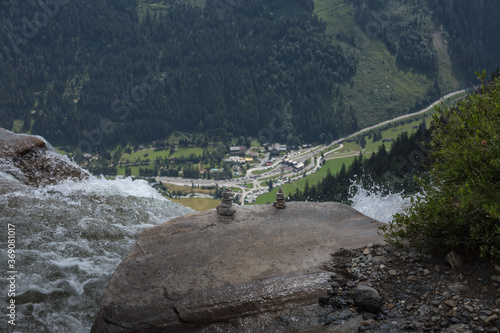 Blick von der Oberseite eines Wasserfalles. photo