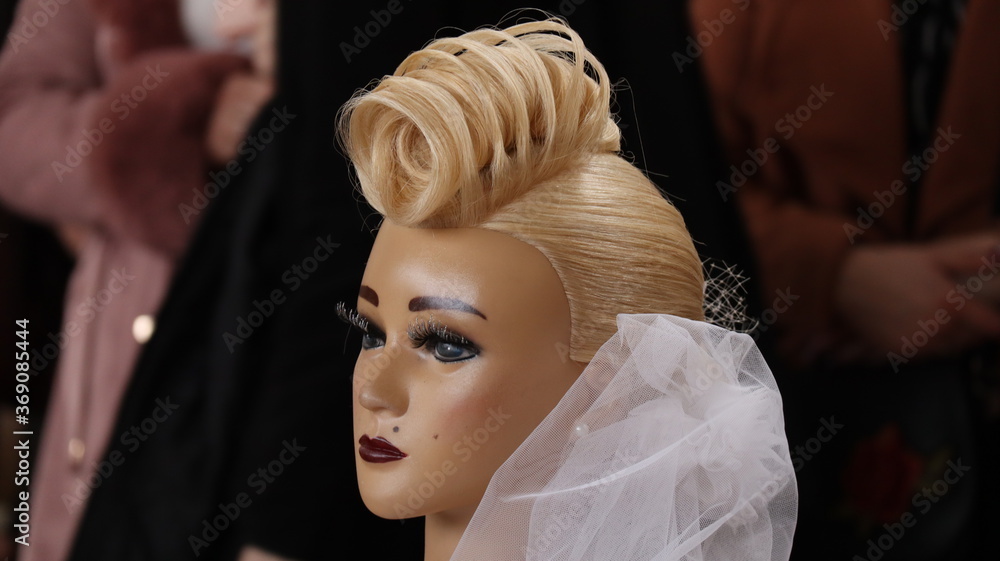 Obraz premium Damska fryzura ślubna