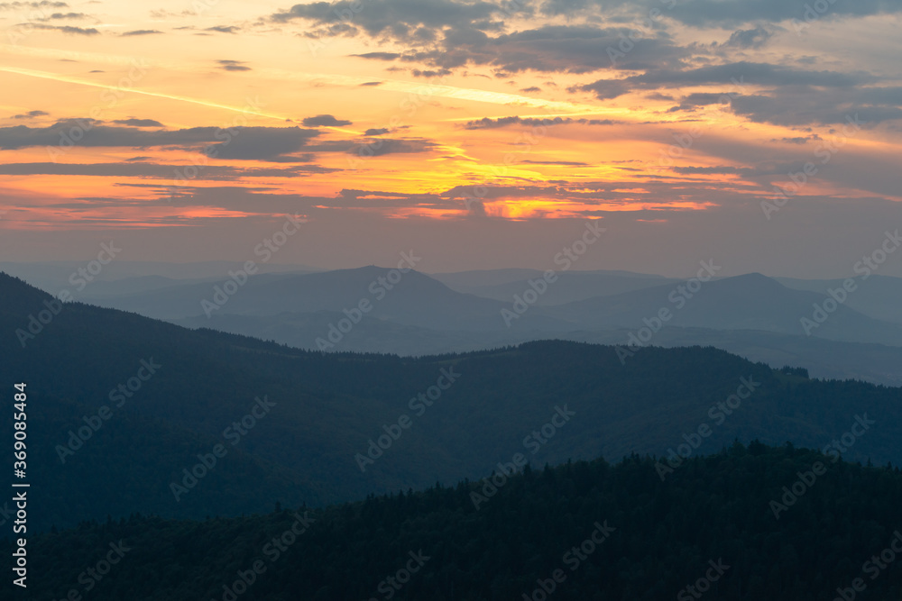 Zmierzch w górach. Gorce ukochane góry Jana Pawła II, Widok z Gorca na zachodzące słońce . Dolina Kamienicy Gorczańskiej