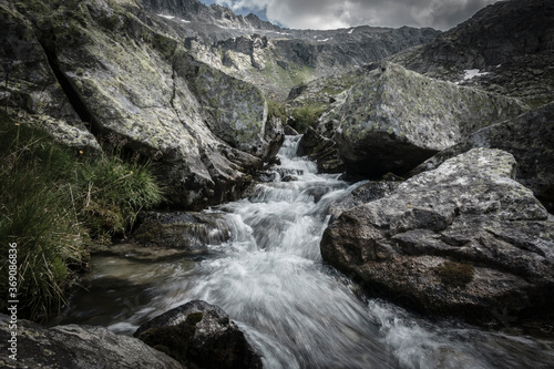 Quellwasser entspringt in den tiroler Alpen