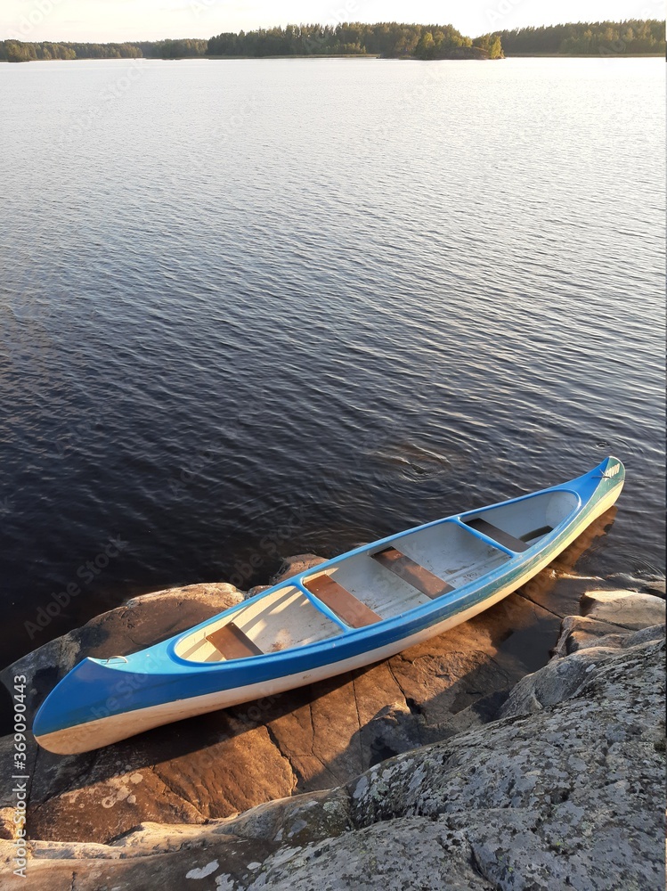 Naklejka premium boat on the lake