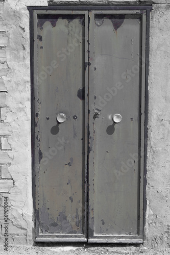 deyale de Puerta antigua de metal color gris © Manuel