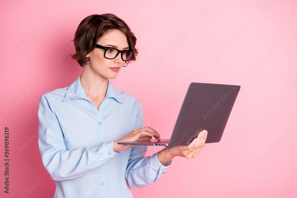 Close-up portrait of her she nice attractive focused brown-haired girl executive hr manager agent broker holding in hands laptop creating presentation analyzing isolated pink pastel color background Close-up portrait of her she nice attractive focused brown-haired girl executive hr manager agent broker holding in hands laptop creating presentation analyzing isolated pink pastel color background