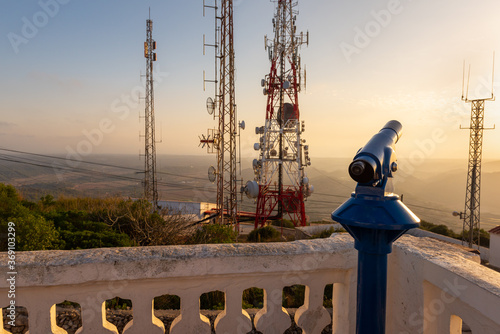 Fotografie Telescope viewpoint, and telecommunication masts on the top of El Toro Mountain