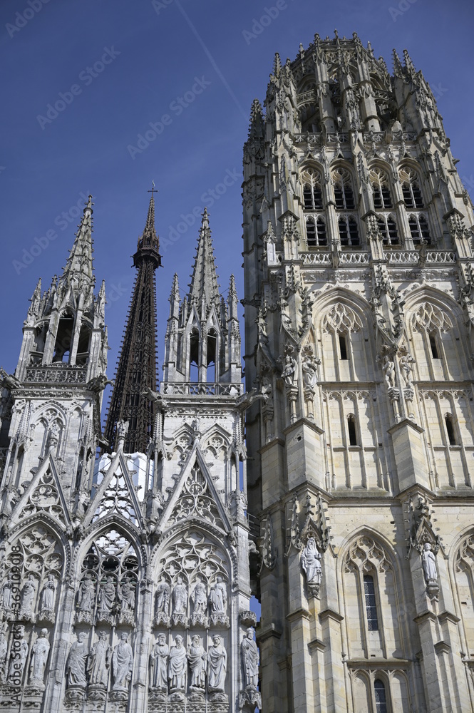 A droite de la face avant de la cathédrale de Rouen.