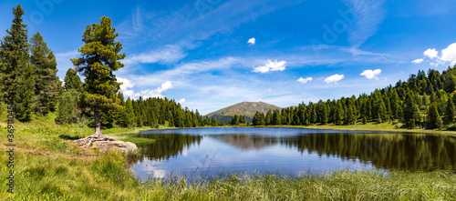 Fototapeta Naklejka Na Ścianę i Meble -  Schwarzsee in Kärnten, der drei Seen-Rundweg, Turracher Höhe, blauer Himmel ein Panorama.