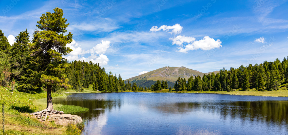 Schwarzsee am drei Seen Rundweg in Kärnten auf der Turracher Höhe und blauer Himmel, Panorama. Schwarzsee am drei Seen Rundweg in Kärnten auf der Turracher Höhe und blauer Himmel, Panorama.