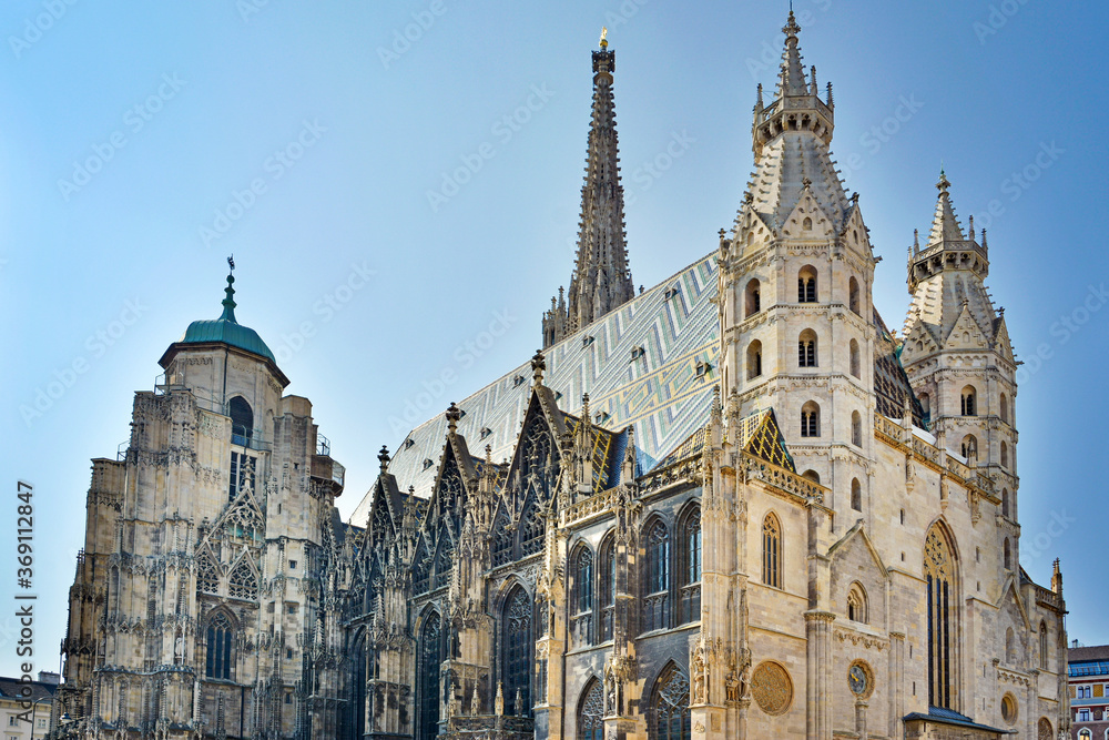 Fototapeta premium Panoramic View of famous St. Stephen's Cathedral at Stephansplatz inVienna, Austria