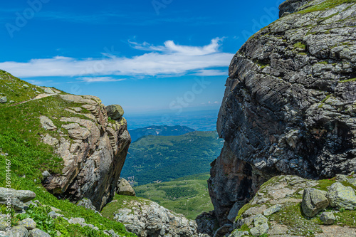 Escursionismo nelle valli del Monviso tra ruscelli, cascate e pascoli fioriti