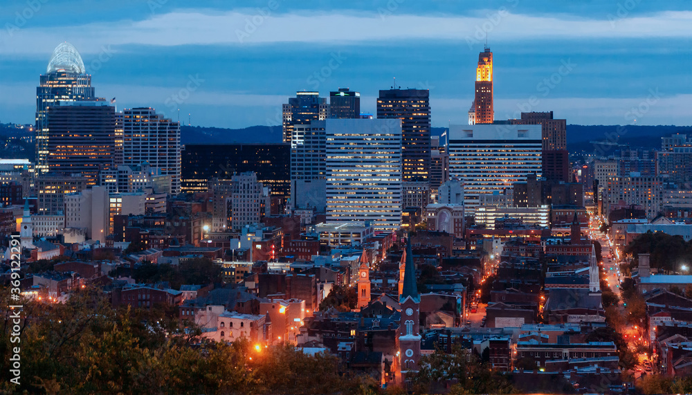 Obraz premium Cincinnati Skyline at Blue Hour