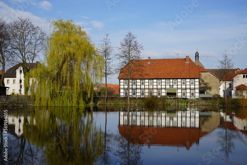 Spiegelung eines See mit Häusern in einem Ort