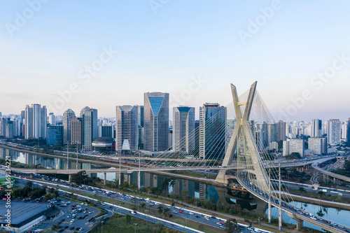 Fotografia São Paulo, cable-stayed bridge over the Pinheiros River, evening in Sao Paulo, B