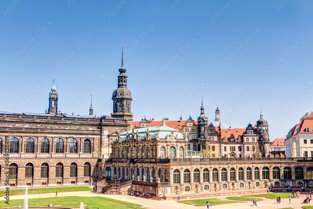 Der Zwingerhof im historischen Stadtzentrum von Dresden in Sachsen, Deutschland