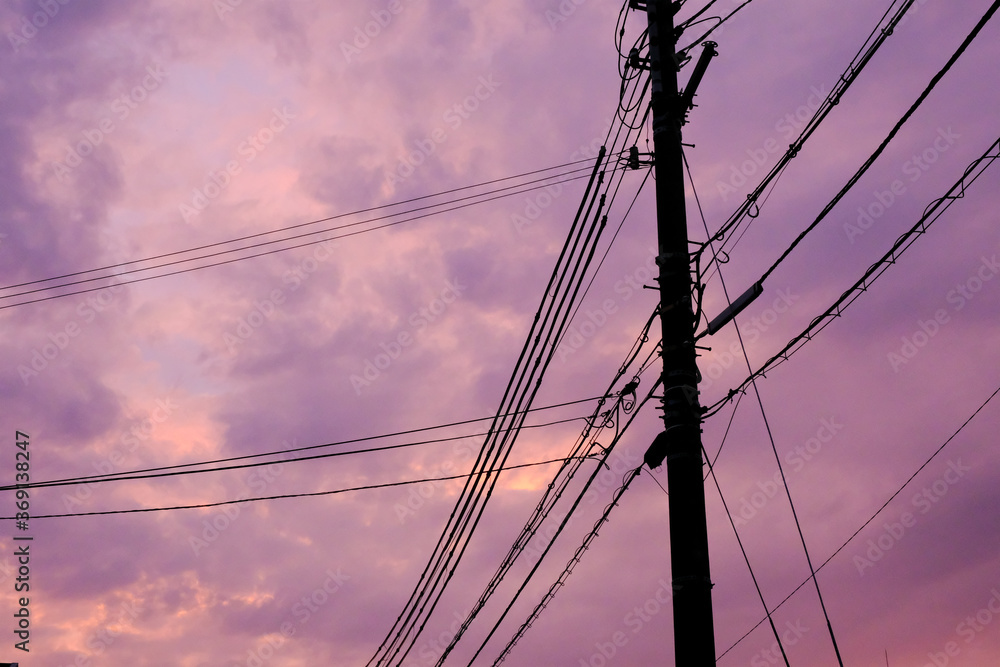 Fototapeta premium 夕焼け空と電線のシルエット