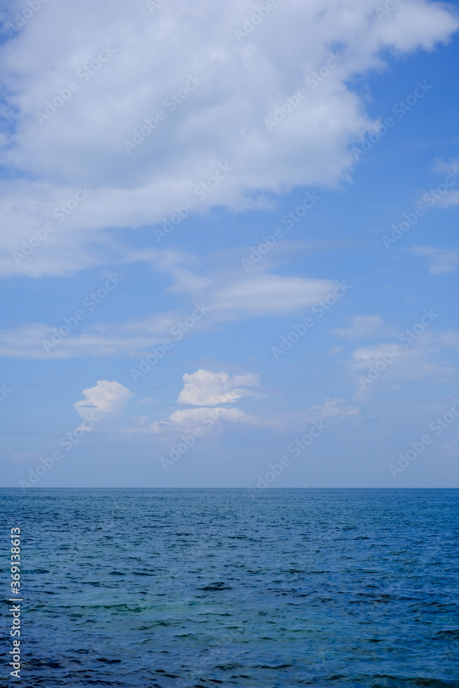 夏の青い空と青い海