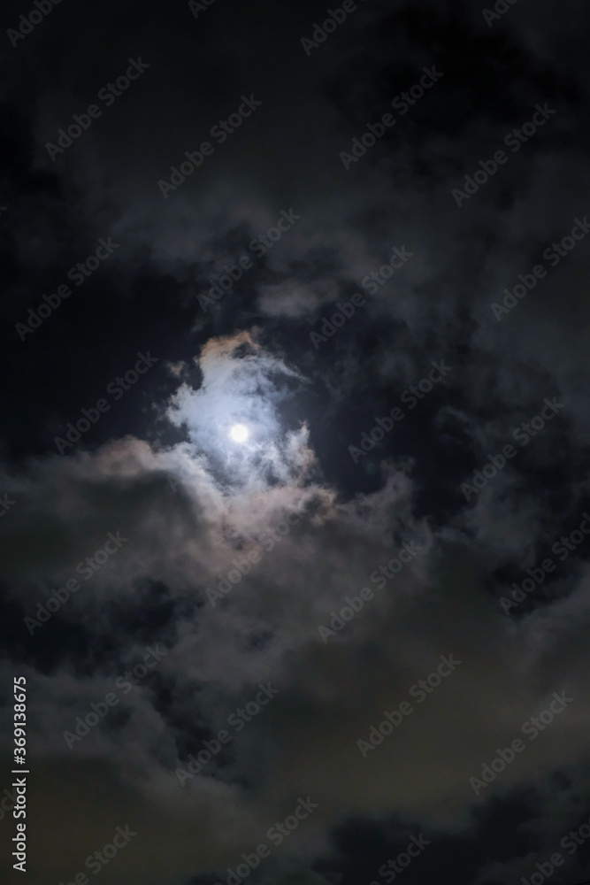 夜空に輝く月 夜空に輝く月