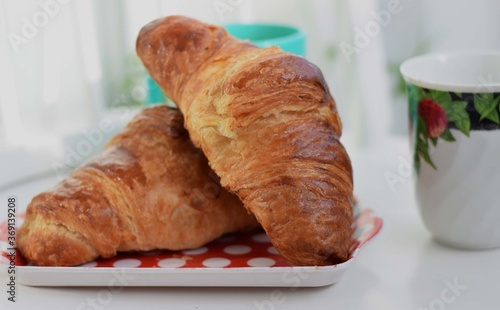 Un croissant por la mañana acompañado de un cappuccino es el desayuno perfecto para todo europeo photo