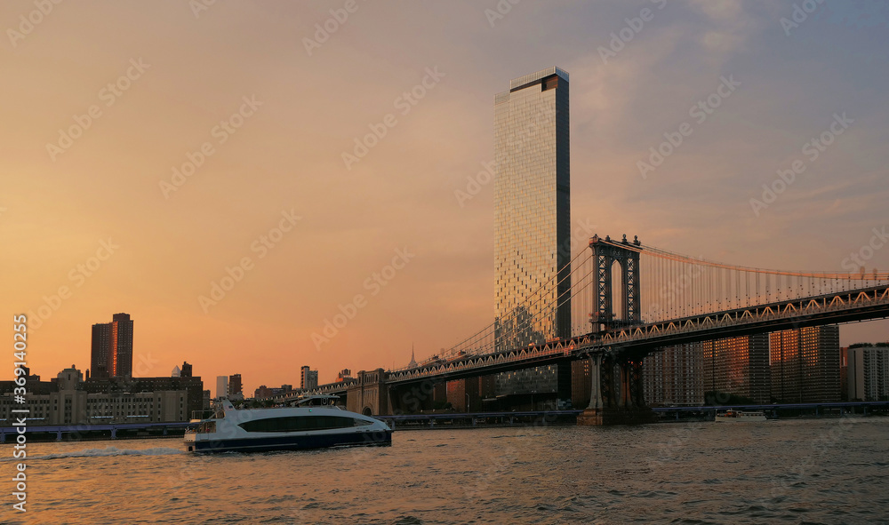 Fototapeta premium landscape of lower manhattan with east river NYC