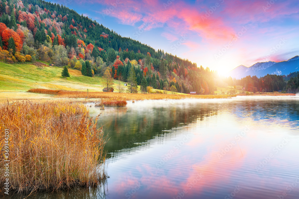 Obraz premium Marvelous view of Wagenbruchsee (Geroldsee) lake with Karwendelspitze mountain range on background.