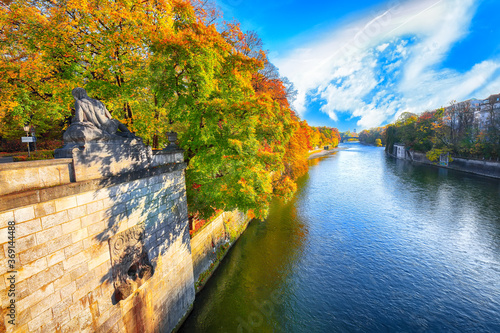 Fototapeta Naklejka Na Ścianę i Meble -  Astonishing autumn view from Wehrsteg bridge on Isar River in Munich