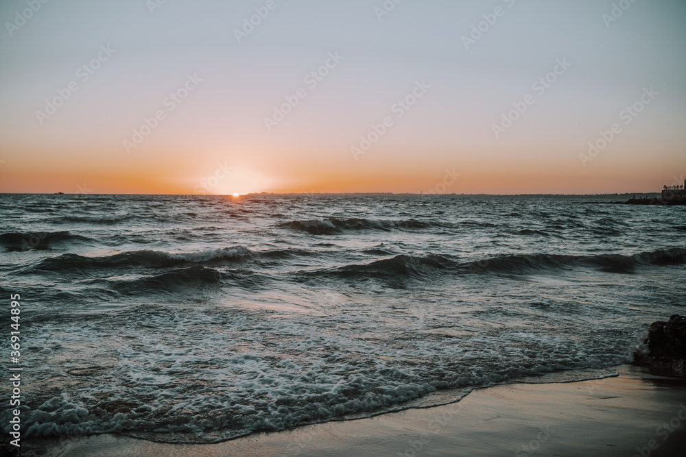 Playa natural vacaciones puesta de sol azul naranja amarillo olas mar oceano