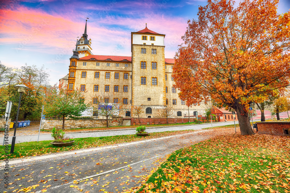 Naklejka premium Astonishing autumn view of Hartenfels castle on banks of the Elbe