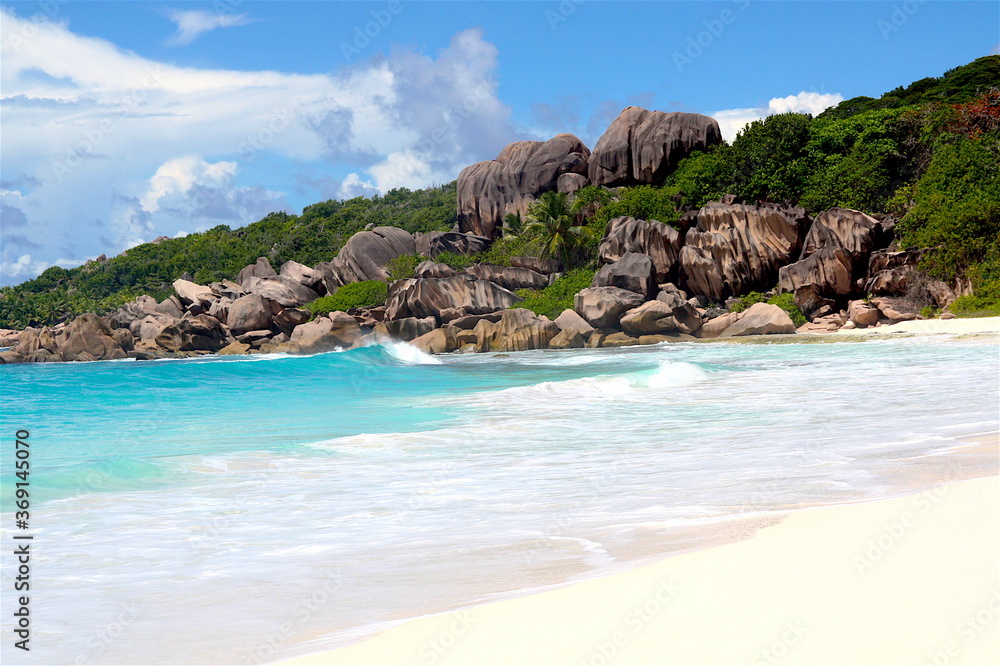 Obraz premium Beautiful paradise beach in Seychelles Island with white sand beach, turquoise blue water, green vegetation and granit rocks, Seychelles. La Digue, Mahe, Praslin.