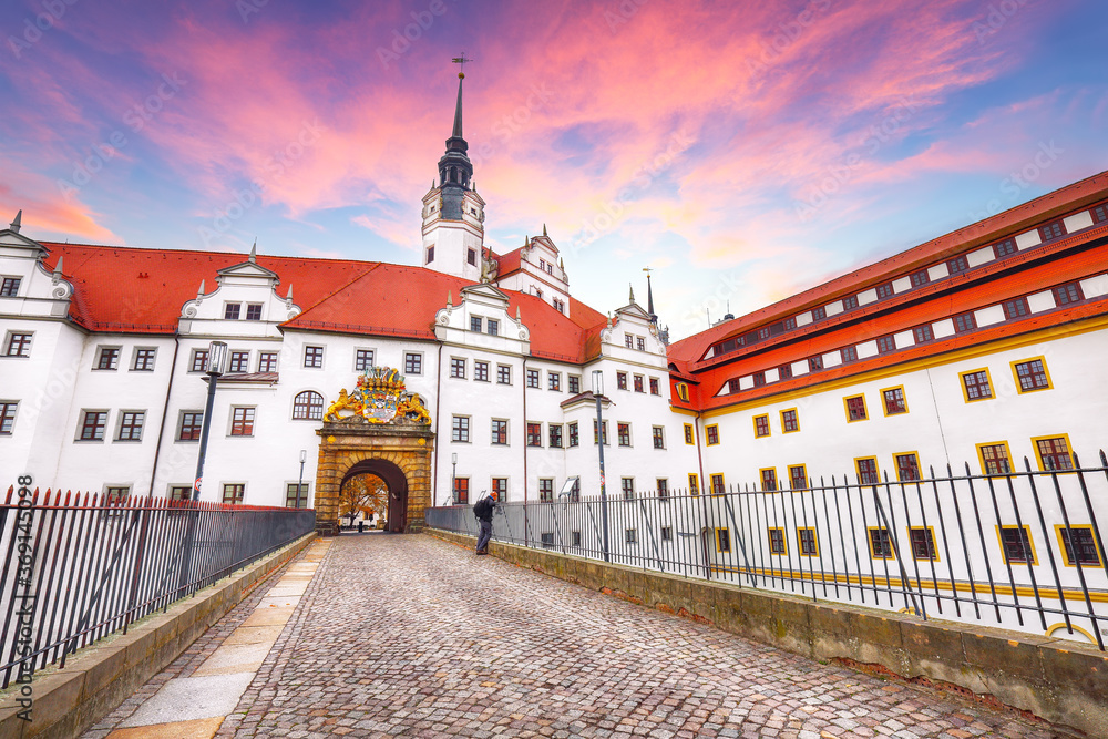 Obraz premium Astonishing autumn view of Hartenfels castle on banks of the Elbe