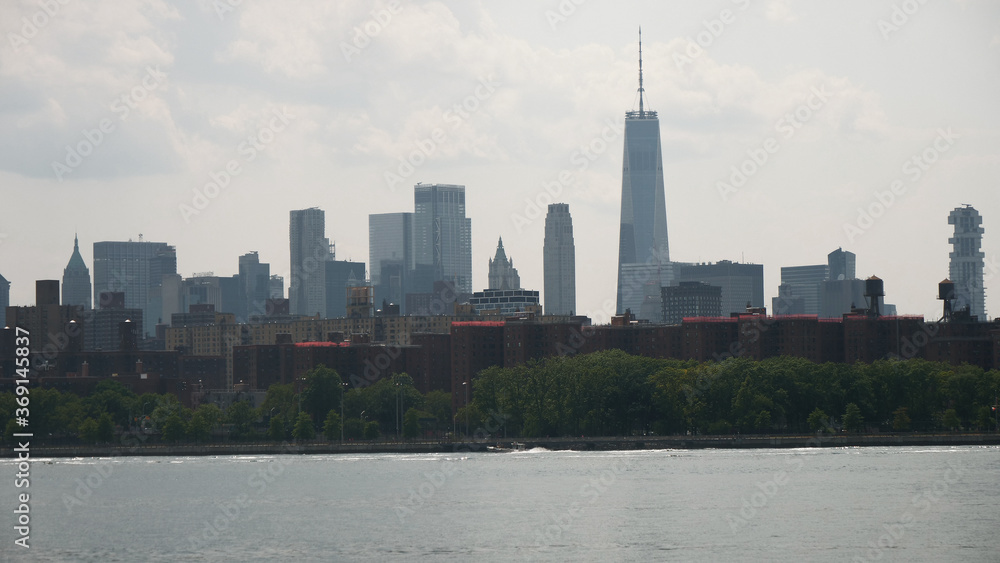 Obraz premium krajobraz manhattanu midtown NYC ze wschodnią rzeką w ciągu dnia