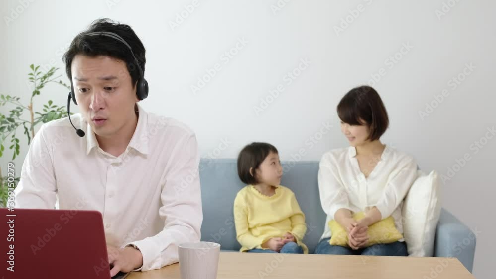 テレワークに集中できないお父さん